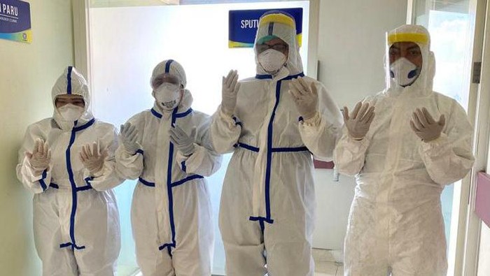 Beberapa tenaga kesehatan (nakes) RS Unair positif Corona. Seperti yang disampaikan Jubir Tim Satgas Corona RS Unair Surabaya, dr Alfian Nur Rasyid SpP.