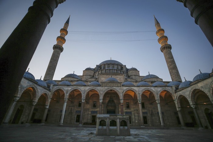 Masjid Suleymaniye tetap gelar salat Idul Fitri secara terbatas. Masjid bersejarah di Turki itu juga menjadi saksi penyebaran Islam di negara tersebut.