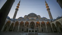 Masjid Suleyamaniye di Turki tetap gelar salat Idul Fitri secara terbatas, Minggu (24/5/2020) waktu setempat. Masjid bersejarah itu diketahui merupakan bangunan ikonik di negara tersebut.
