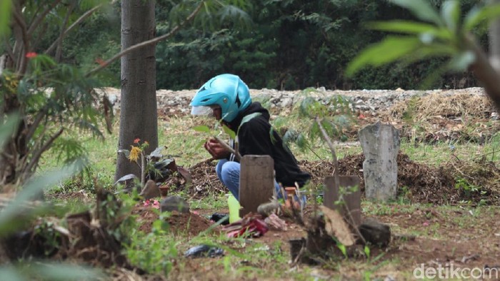 TPU kerap ramai didatangi warga untuk berziarah di momen-momen Lebaran. Namun TPU yang berada di Kabupaten Bandung ini tampak sepi dari peziarah.