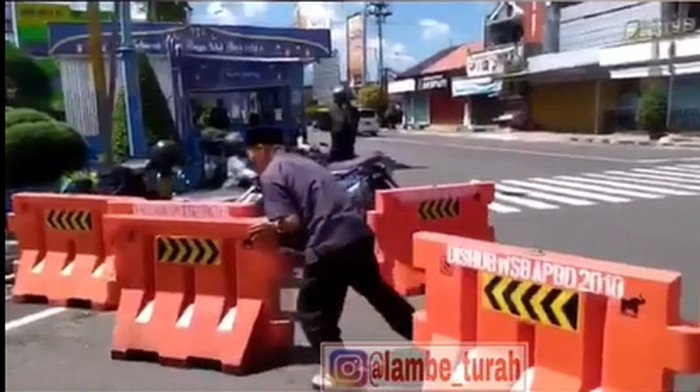 Tangkapan layar pria uring-uringan bongkar blokade jalan di Wonosobo