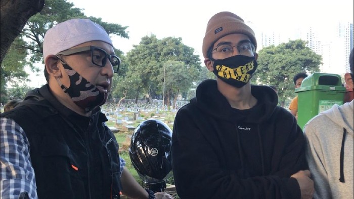 Abidzar ziarah ke makam Uje (Hanif/detikcom) Abidzar ziarah ke makam Uje (Hanif/detikcom)
