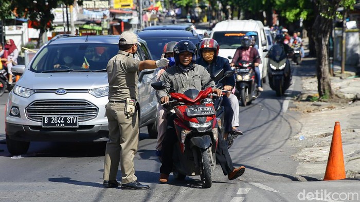 Antisipasi Mudik Lokal, Petugas Gabungan Perketat Pengamanan Ratusan personel Satpol PP dan petugas gabungan memperketat pengamanan di Ibu Kota. Hal itu dilakukan guna mencegah warga melakukan mudik lokal di saat Lebaran.