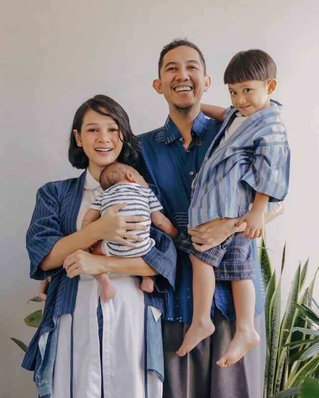 Lebaran kali ini menjadi spesial bagi Andien dan keluarga karena putra keduanya baru saja lahir beberapa minggu lalu. Untuk potret keluarga, mereka kompak memakai baju bernuansa denim. (Foto: Instagram)