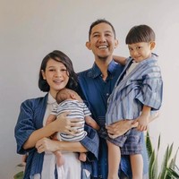 Lebaran kali ini menjadi spesial bagi Andien dan keluarga karena putra keduanya baru saja lahir beberapa minggu lalu. Untuk potret keluarga, mereka kompak memakai baju bernuansa denim. (Foto: Instagram)