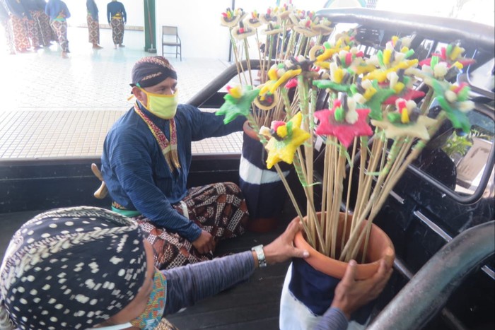 Keraton Yogyakarta bagikan ubarampe gunungan