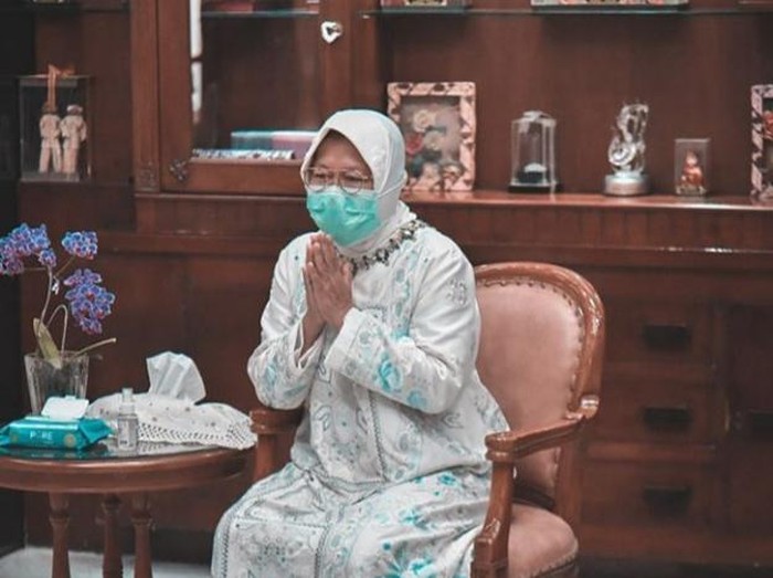 Idul Fitri tahun ini dirayakan di tengah pandemi Corona. Wali Kota Surabaya Tri Rismaharini pun tidak menggelar open house di balai kota.