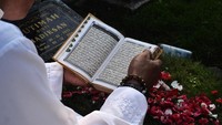 Tak sedikit pula warga yang melakukan tradisi ziarah kubur di Hari Raya Idul Fitri, seperti halnya yang dilakukan oleh sejumlah warga di kawasan Bekasi. Walau saat ini Pemerintah Kota (Pemkot) Bekasi masih memberlakukan Pembatasan Sosial Berskala Besar (PSBB) tahap ketiga yang baru akan berakhir pada 26 Mei mendatang warga masih melakukan ziarah kubur saat momen hari raya Idul Fitri guna mendoakan keluarga yang telah wafat. ANTARA FOTO/Suwandy.
