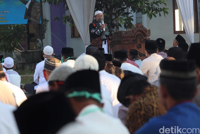 Warga Desa Cigentur, Kabupaten Bandung, gelar salat Id berjamaah di lapangan sekolah. Protokol pencegahan Corona diterapkan dalam kegiatan tersebut.