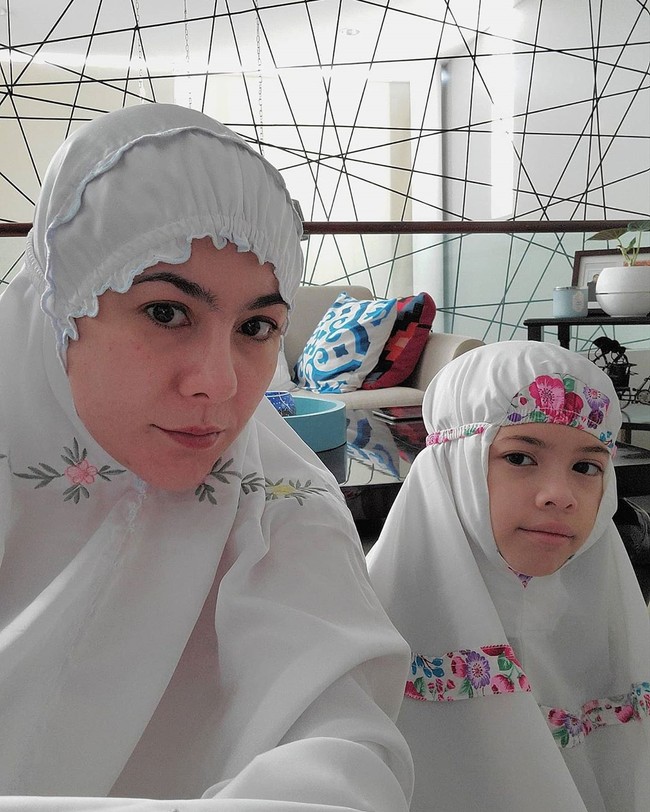 Wulan Guritno dan putrinya kompak dalam balutan mukena berwarna putih. Sentuhan bordiran bernuansa floral mempercantik mukena tersbeut. (Foto: Instagram)