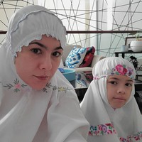 Wulan Guritno dan putrinya kompak dalam balutan mukena berwarna putih. Sentuhan bordiran bernuansa floral mempercantik mukena tersbeut. (Foto: Instagram)