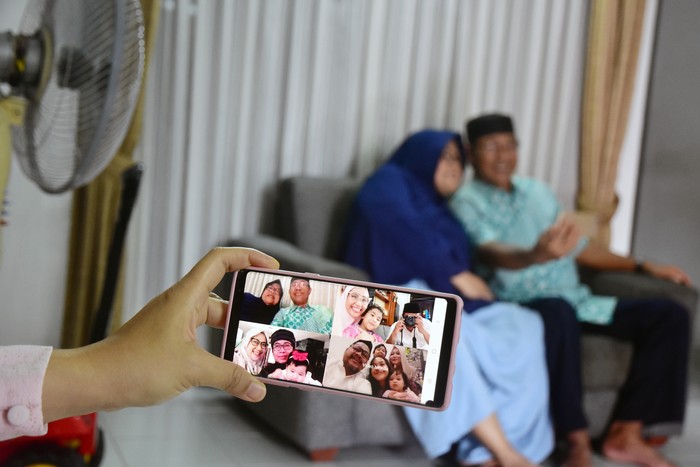 Kala Umat Muslim Indonesia Berlebaran di Tengah Pandemi Corona Momen Lebaran tahun ini tampak berbeda karena dirayakan di tengah pandemi Corona. Yuk lihat ragam cara umat Muslim di Indonesia merayakan Hari Raya Idul Fitri.