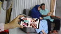 Sebuah keluarga di Kota Pekanbaru, Provinsi Riau, melakukan silaturahmi secara virtual dengan keluarga di Kota Depok, Jawa Barat, saat Hari Raya Idul Fitri 1441 Hijriah, Minggu (24/5/2020). Sebagian besar masyarakat memutuskan tidak mudik Lebaran untuk mencegah penyebaran COVID-19, dan menggunakan teknologi video conference untuk bersilaturahmi. ANTARA FOTO/FB Anggoro.