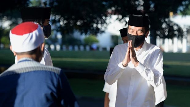 Presiden Jokowi Salat Idulfitri di Halaman Wisma Bayurini (Biro Pers Sekretariat Presiden/ Lukas)
