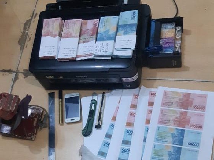 Tersangka dan barang bukti uang palsu (Foto: Istimewa)