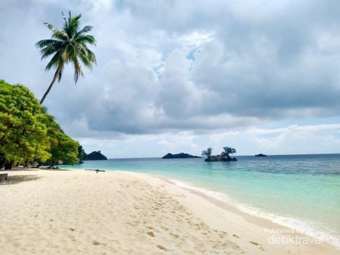 Pantai Raja Ampat tempat karantina corona
