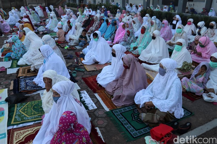 Momen Warga Kabupaten Bandung Salat Id Berjamaah di Lapangan Sekolah Warga Desa Cigentur, Kabupaten Bandung, gelar salat Id berjamaah di lapangan sekolah. Protokol pencegahan Corona diterapkan dalam kegiatan tersebut.