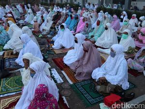 Momen Warga Kabupaten Bandung Salat Id di Lapangan Sekolah