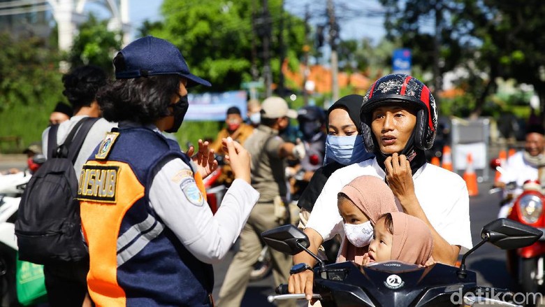 Antisipasi Mudik Lokal, Petugas Gabungan Perketat Pengamanan Ratusan personel Satpol PP dan petugas gabungan memperketat pengamanan di Ibu Kota. Hal itu dilakukan guna mencegah warga melakukan mudik lokal di saat Lebaran.