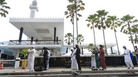 Umat muslim di seluruh dunia juga harus bersabar untuk merayakan Idul Fitri dalam kondisi yang sangat perihatin. Terlebih harus melewati ramadhan yang hanya ada dalam satu tahun sekali itu di tengah segala keterbatasan karena pandemi Corona. AP/Vincent Thian