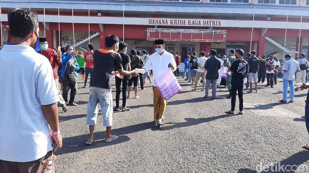 Bupati Banyumas Achmad Hussein membagikan nasi opor kepada para pemudik yang dikarantina di GOR Satria Purwokerto