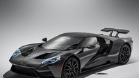 Ford GT 2020 Carbon merupakan mobil super buatan Ford mesin tengah yang hanya diproduksi 1.350 kendaraan yang dibangun antara tahun 2017 dan 2022. Ford GT 2020 ini hadir dengan titanium exhaust system, upgraded cooling dan mesin dengan tenaga kuda yang telah ditingkatkan. Foto: Ford