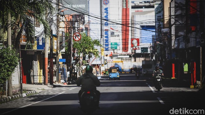 Kawasan pertokoan Pinangsia sepi dari aktivitas penjual dan pembeli. Momen Lebaran dan PSBB jadi sejumlah faktor yang membuat kawasan itu minim aktivitas warga.