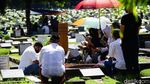Melihat Aktivitas Warga Berziarah di Hari Lebaran