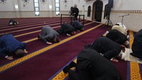 Masjid Lakemba di Sydney Australia ini biasanya bisa menampung hingga 40.000 anggota masyarakat selama Idul Fitri, karena pembatasan COVID-19 mereka tetap ditutup, atau menawarkan program Doa dan Khotbah Idul Fitri online langsung bagi mereka yang ingin tetap terhubung. Getty Images/Lisa Maree Williams