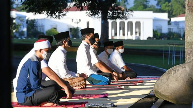 Presiden Jokowi Salat Idulfitri di Halaman Wisma Bayurini (Biro Pers Sekretariat Presiden/ Muchlis Jr)