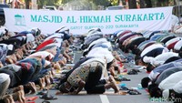Sejumlah umat Islam di Solo melaksanakan salat Idul Fitri berjamaah di area Masjid Al Hikmah.