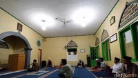 Seperti yang terlihat di salah satu masjid di Dusun Majalaya, Desa Imbanagara Raya, Ciamis. Sejumlah pria dewasa duduk rapi sedang mengumandangkan takbir yang dipimpin oleh seseorang diantaranya. Sedangkan di teras masjid beberapa bapak-bapak sedang berbincang sambil ngopi. Di luar masjid terlihat sejumlah anak dengan ceria tengah menabuh bedug sambil mengiringi takbir.