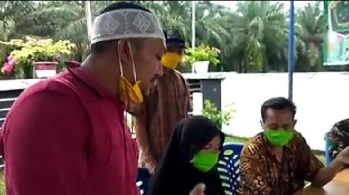 Screenshot video viral mantan kepala desa kembalikan BLT