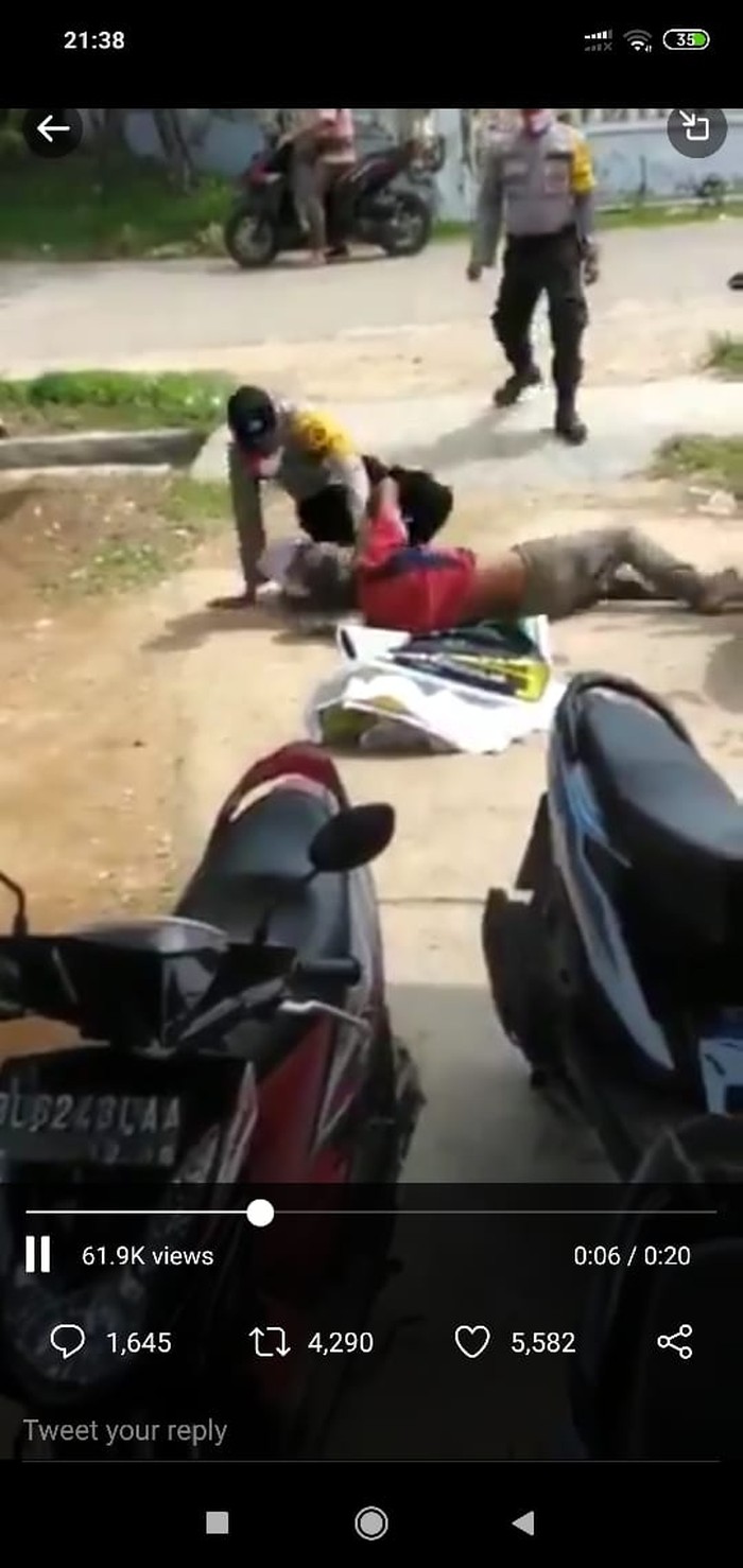 Viral 2 Oknum Polisi di Aceh Timur Keroyok ODGJ Viral 2 Oknum Polisi di Aceh Timur Keroyok ODGJ