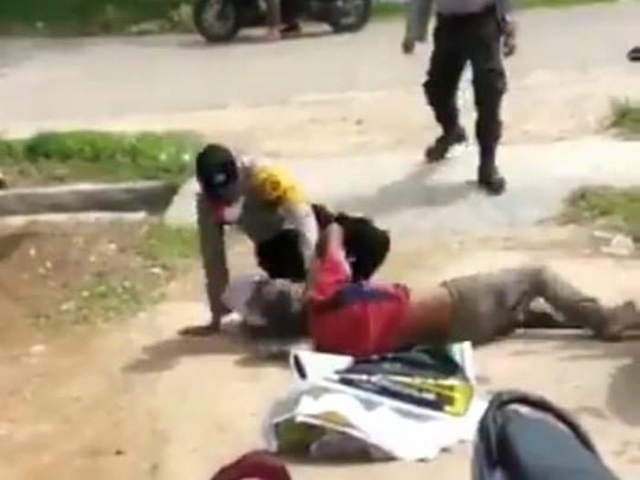 Viral 2 Oknum Polisi di Aceh Timur Keroyok ODGJ
