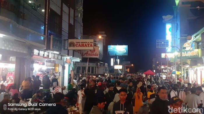 Lautan manusia terlihat di pusat perkotaan Kabupaten Garut malam ini. Warga Garut tumpah ke jalan untuk belanja baju Lebaran.