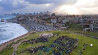 Umat muslim melakukan salah dan berdoa di hari raya Idul Fitri yang menandai akhirnya bulan puasa Ramadhan di sebuah taman di kota campuran Yahudi Arab Jaffa, dekat Tel Aviv, Israel, Minggu (24/5/2020). AP/Oded Balilty