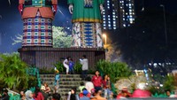 Warga berkerumun saat malam Idul Fitri 1 Syawal 1441 H di Patung Ondel-Ondel Kemayoran, Jakarta Pusat, Sabtu (23/5/2020).