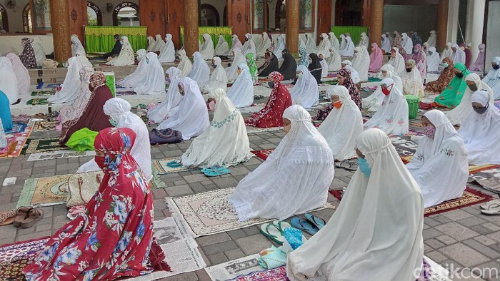 Meski pemerintah mengimbau masyarakat untuk salat Idul Fitri di rumah, salah satu masjid tertua di Surabaya, Masjid Rahmat tetap menggelar salat Id. Namun dengan menerapkan social distancing.