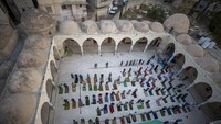 Protokol kesehatan itu dilakukan guna mencegah penularan atau penyebaran virus Corona pada jemaah lain yang menghadiri sholat Idul Fitri di luar masjid di Kota Gaza. AP/Khalil Hamra
