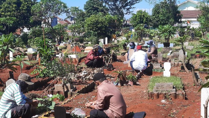 Lebaran Saat Corona, Peziarah Masih Ramai Kunjungi TPU di Bintara Bekasi (Foto: Yogi Ernes/detikcom)