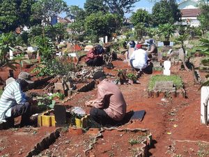 Lebaran di Tengah Corona, TPU di Bintara Bekasi Masih Ramai Peziarah