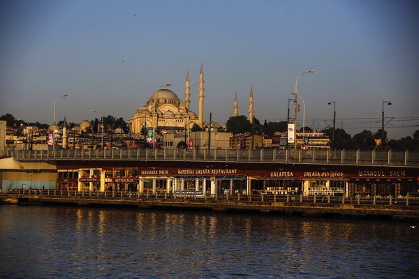 Sekilas Masjid Suleymaniye memang mirip dengan Masjid Biru, tapi berbeda. Masjid Suleymaniye didesain oleh arsitek Sinan, dengan 4 menara setinggi 56 meter dan 76 meter, dan kubah besar yang tampak biru berdiamter 26,6 meter. Di atapnya masih banyak lagi kubah-kubah kecil yang terpasang dengan cantiknya. Sekilas Masjid Suleymaniye memang mirip dengan Masjid Biru, tapi berbeda. Masjid Suleymaniye didesain oleh arsitek Sinan, dengan 4 menara setinggi 56 meter dan 76 meter, dan kubah besar yang tampak biru berdiamter 26,6 meter. Di atapnya masih banyak lagi kubah-kubah kecil yang terpasang dengan cantiknya.