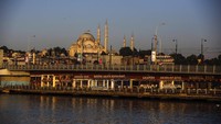 Sekilas Masjid Suleymaniye memang mirip dengan Masjid Biru, tapi berbeda. Masjid Suleymaniye didesain oleh arsitek Sinan, dengan 4 menara setinggi 56 meter dan 76 meter, dan kubah besar yang tampak biru berdiamter 26,6 meter. Di atapnya masih banyak lagi kubah-kubah kecil yang terpasang dengan cantiknya.