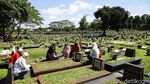 Melihat Aktivitas Warga Berziarah di Hari Lebaran
