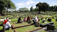 Tradisi ziarah kubur dilakukan untuk mendoakan keluarga maupun kerabat yang telah lebih dahulu berpulang. 
