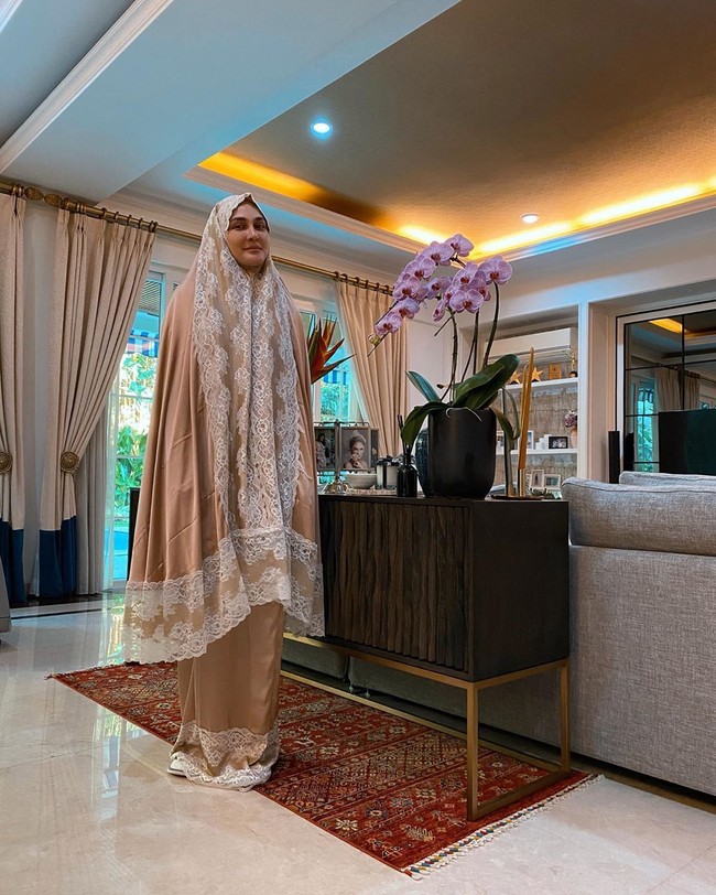 Luna Maya memilih mukena berbahan silky dalam baluran warna dusty pink. Lace putih yang menghiasi keliman menyumbangkan kesan feminin. (Foto: Instagram)
