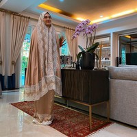 Luna Maya memilih mukena berbahan silky dalam baluran warna dusty pink. Lace putih yang menghiasi keliman menyumbangkan kesan feminin. (Foto: Instagram)