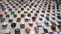 Sementara di Indonesia sendiri, ada beberapa masjid yang tetap menggelar salat id dengan penerapan jaga jarak yang ketat dan selalu menggunakan masker. AP/Trisnadi