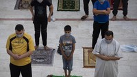 Sebelumnya, dalam perayaan Idul FItri kali ini juga sempat diwarnai kericuhan karena Pasukan keamanan Israel menangkap dua warga Palestina di luar masjid Al-Aqsa yang akan menggelar salat di sekitar. Penangkapan dua jemaah ini memicu ketegangan di luar masjid karena banyak jemaah yang emosi dengan sikap semena-mena pasukan keamanan Israel ini. AP/Khalil Hamra
